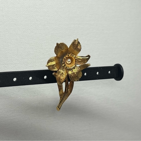 VINTAGE D'Orlan Signed Gold Tone Faux Pearl Flower Brooch - Picture 7 of 8